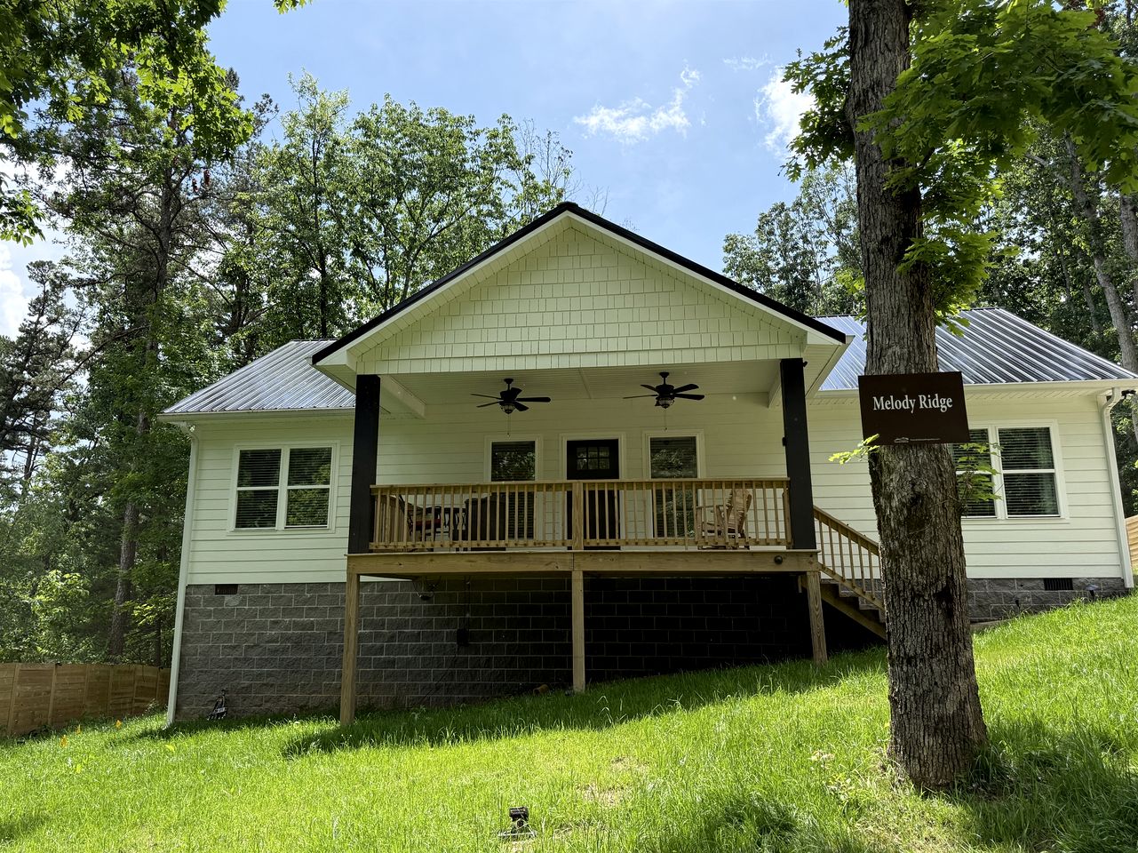 Modern Dog-Friendly Cabin with Spacious Porch and Fire Pit in Alabama