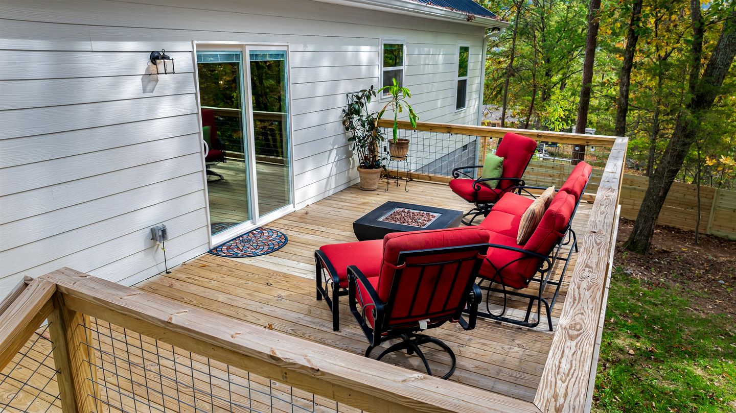 Modern Dog-Friendly Cabin with Spacious Porch and Fire Pit in Alabama