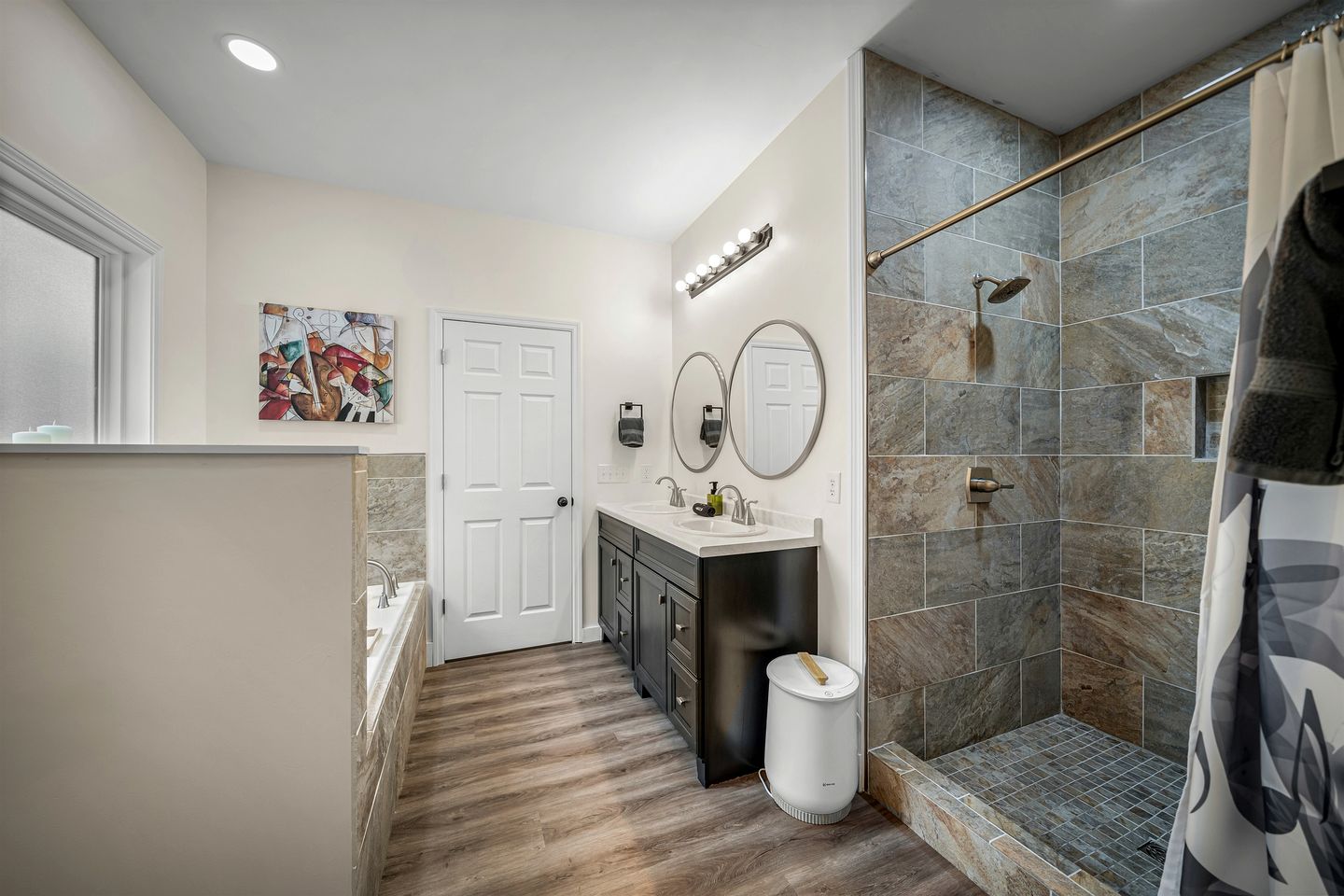 Modern Dog-Friendly Cabin with Spacious Porch and Fire Pit in Alabama