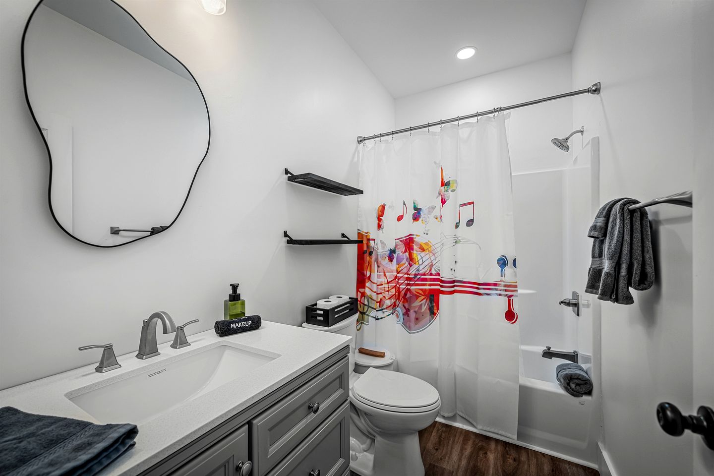 Modern Dog-Friendly Cabin with Spacious Porch and Fire Pit in Alabama