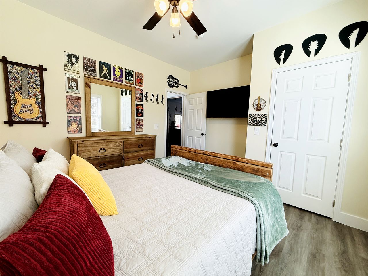 Modern Dog-Friendly Cabin with Spacious Porch and Fire Pit in Alabama