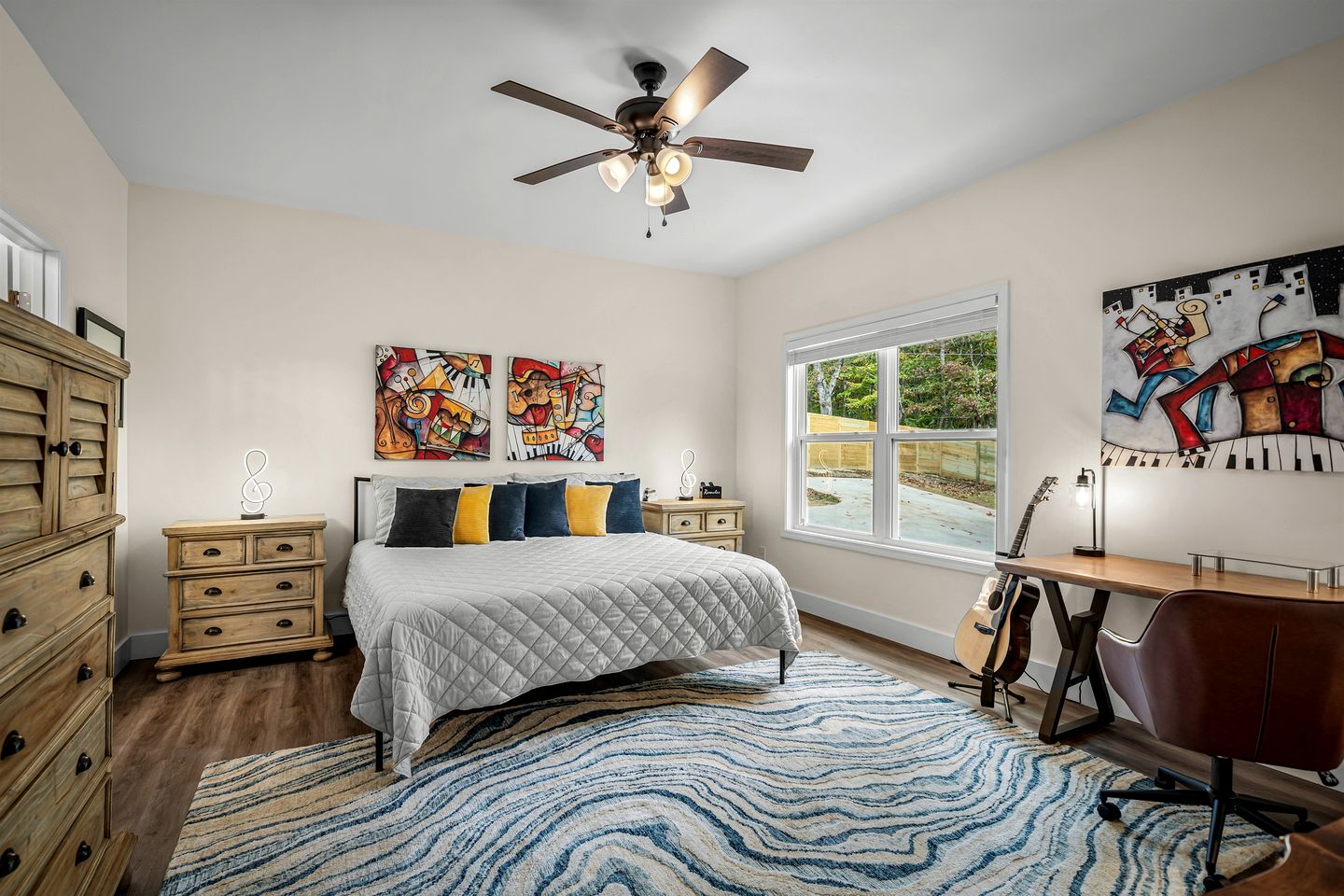 Modern Dog-Friendly Cabin with Spacious Porch and Fire Pit in Alabama