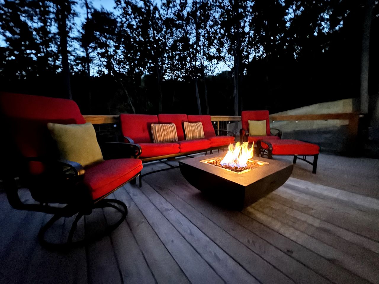 Modern Dog-Friendly Cabin with Spacious Porch and Fire Pit in Alabama