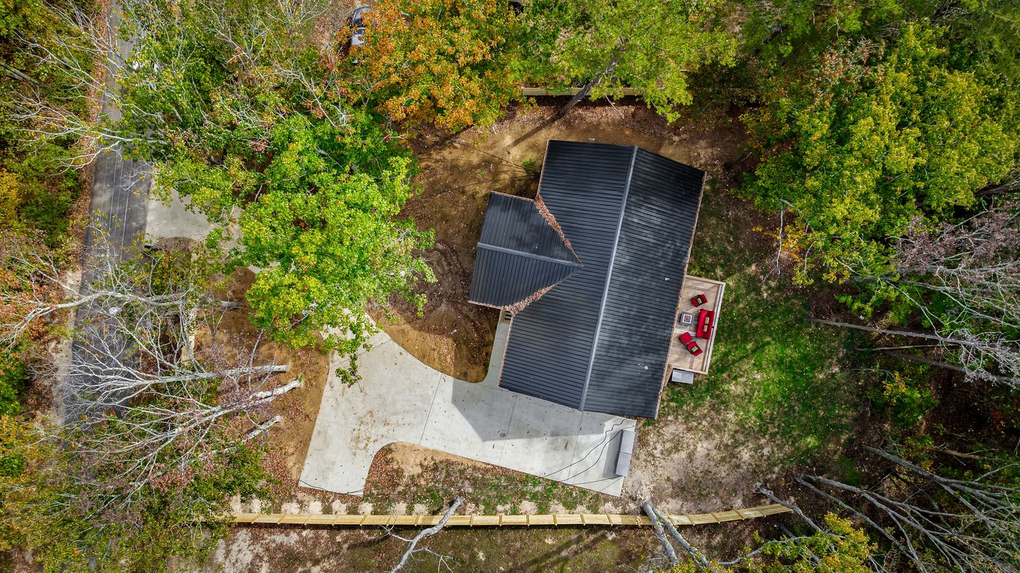 Modern Dog-Friendly Cabin with Spacious Porch and Fire Pit in Alabama