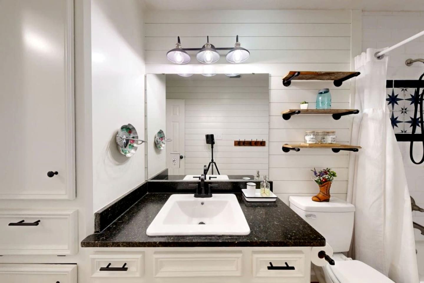 Charming Remodeled Home with Modern Comforts Near TAMU & Downtown in Bryan, Texas