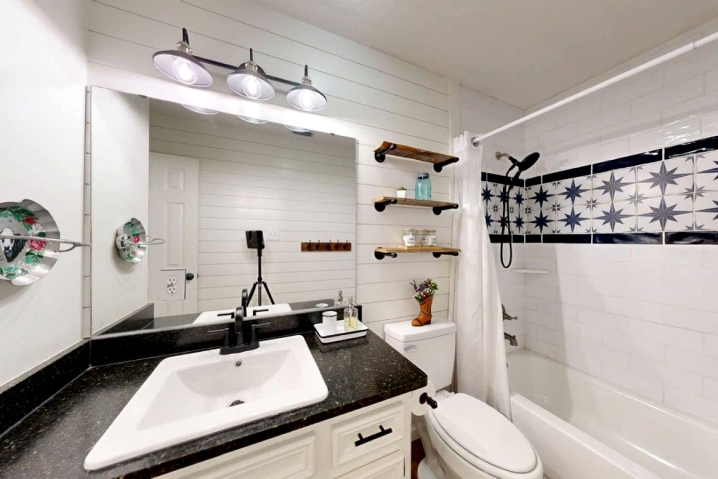 Charming Remodeled Home with Modern Comforts Near TAMU & Downtown in Bryan, Texas