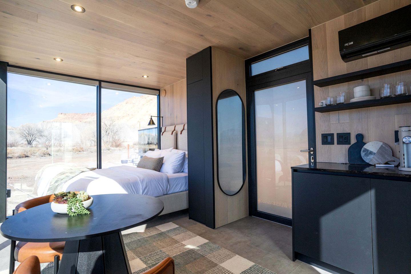 Unique Mirror Studio Retreat with Panoramic Views near Capitol Reef, Torrey Utah