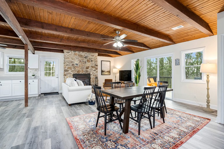 Modern Harpers Ferry Cabin w Hot Tub, Deck, WiFi!, Cabins, Harpers