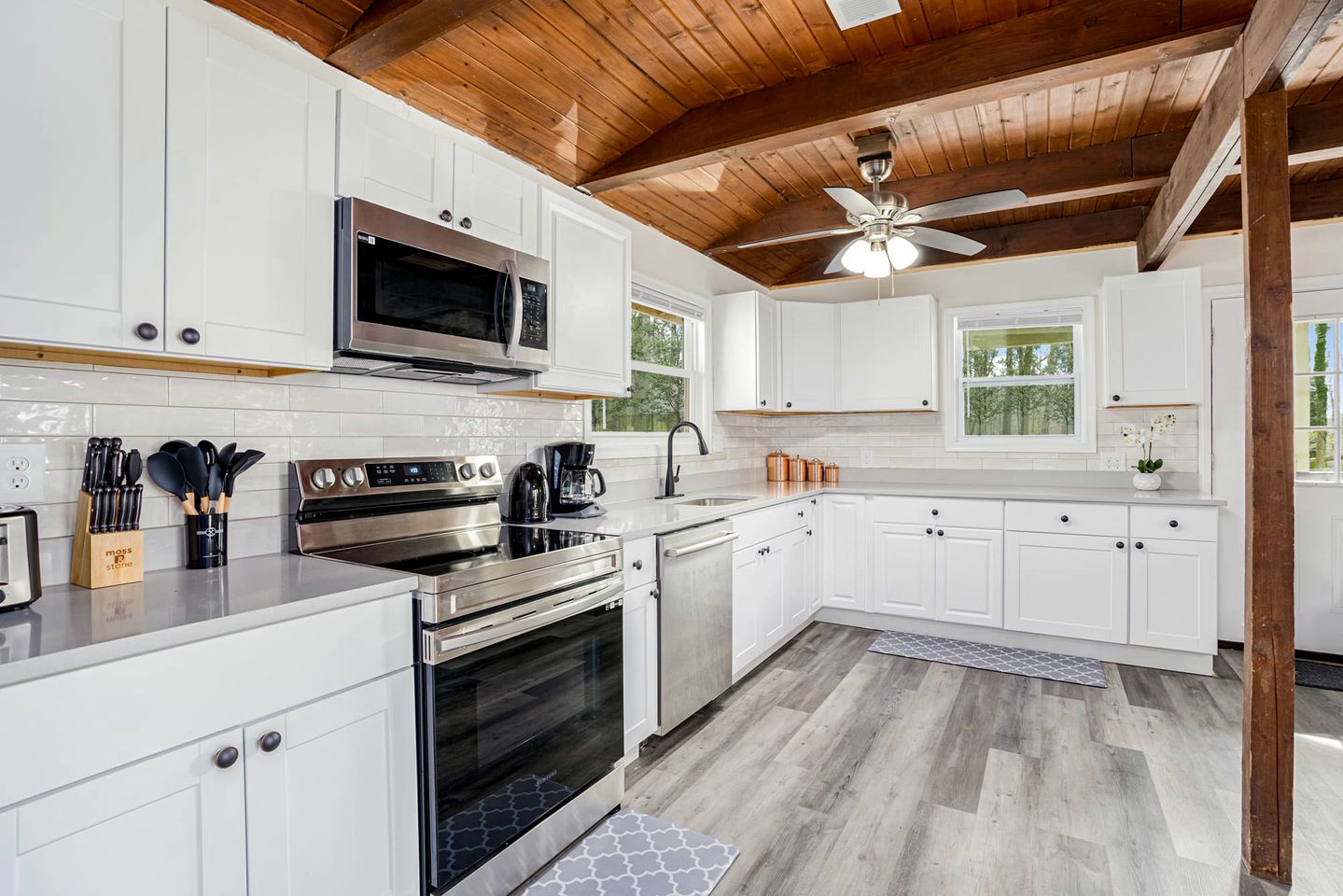 Modern Harpers Ferry Cabin w Hot Tub, Deck, WiFi!, Cabins, Harpers