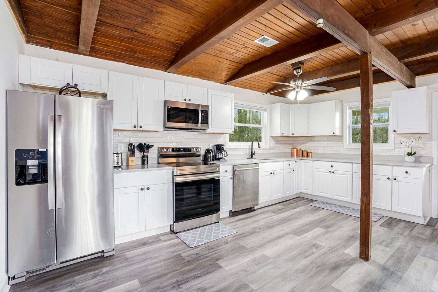 Modern Harpers Ferry Cabin w Hot Tub, Deck, WiFi!, Cabins, Harpers