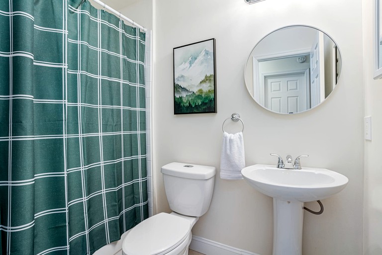 Modern Harpers Ferry Cabin w Hot Tub, Deck, WiFi!, Cabins, Harpers