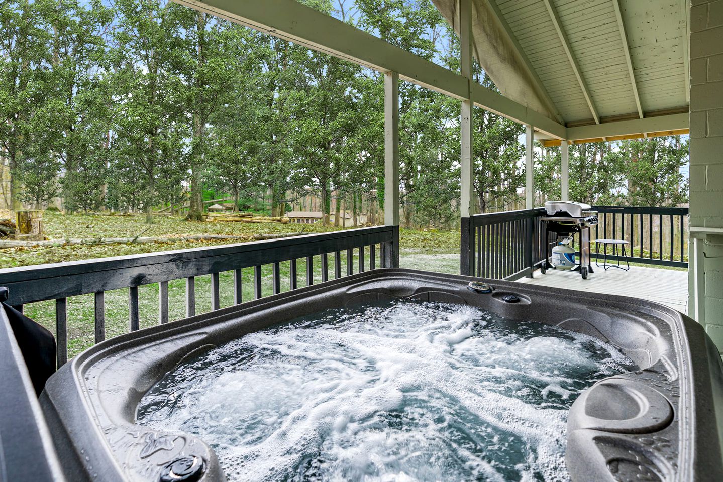 Modern Harpers Ferry Cabin w Hot Tub, Deck, WiFi!, Cabins, Harpers