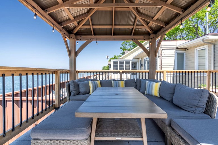 Cabins (Canada, Leamington, Ontario)