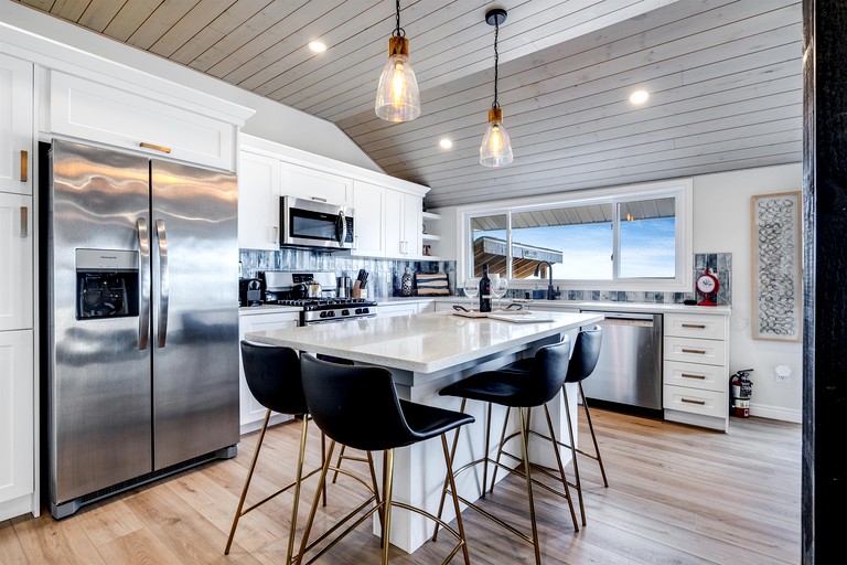 Cabins (Canada, Leamington, Ontario)