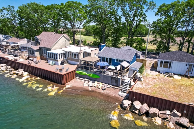 Cabins (Canada, Leamington, Ontario)