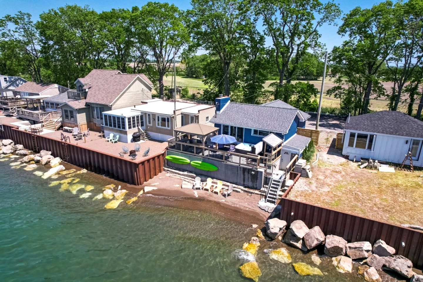 Modern Lake House with Incredible Deck and Jacuzzi in Ontario