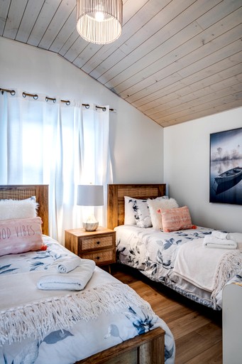 Cabins (Canada, Leamington, Ontario)