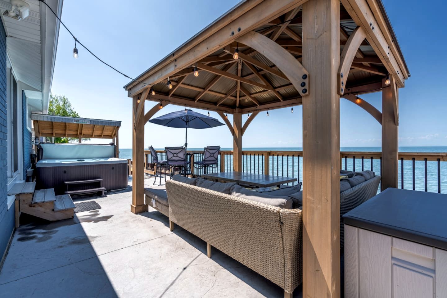 Modern Lake House with Incredible Deck and Jacuzzi in Ontario