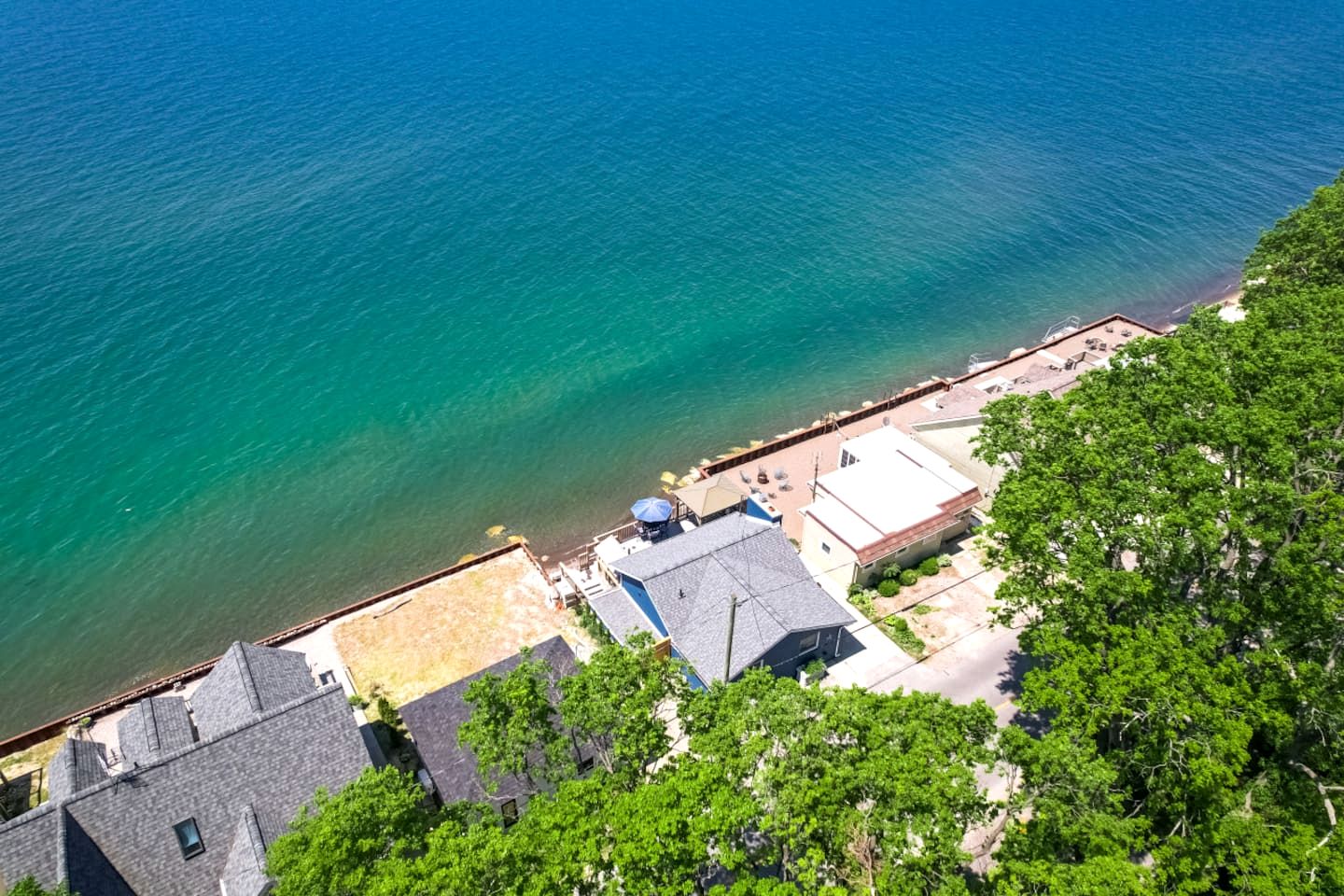 Modern Lake House with Incredible Deck and Jacuzzi in Ontario