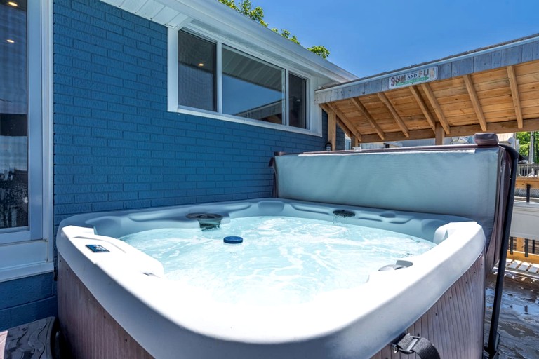 Cabins (Canada, Leamington, Ontario)