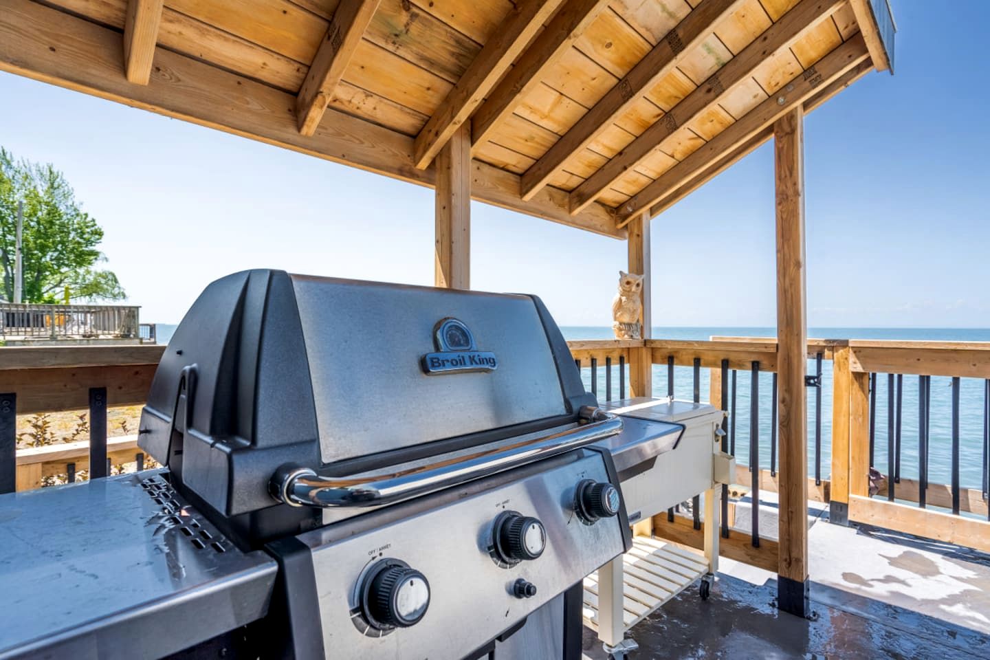 Modern Lake House with Incredible Deck and Jacuzzi in Ontario