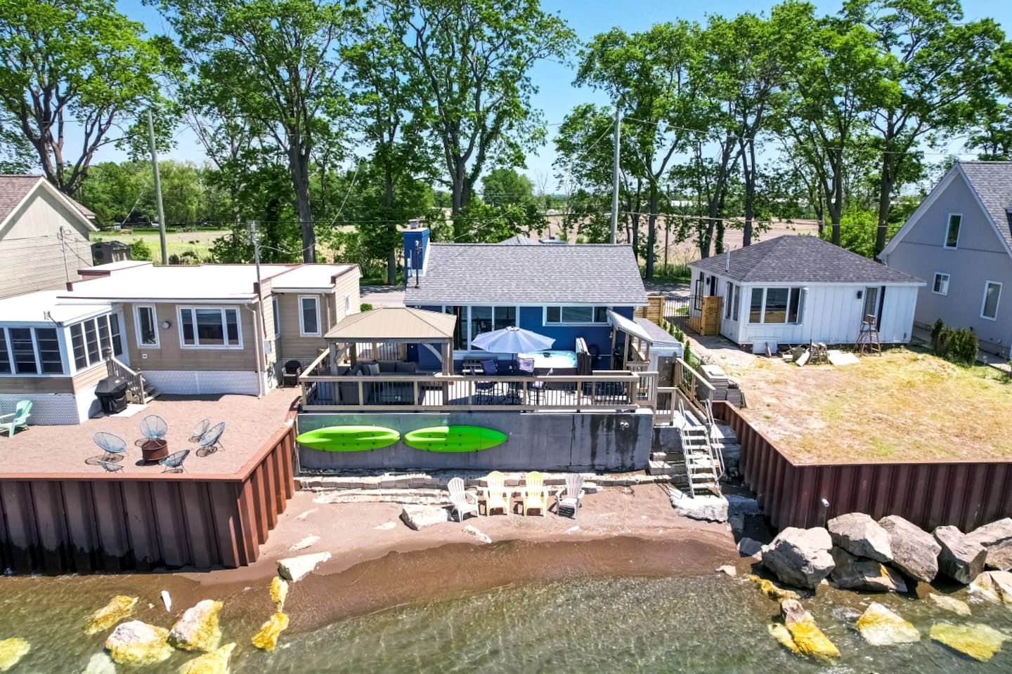 Modern Lake House with Incredible Deck and Jacuzzi in Ontario