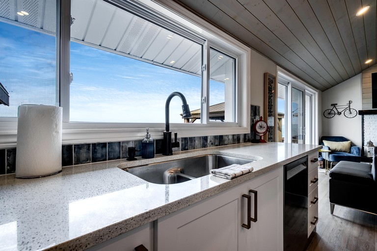 Cabins (Canada, Leamington, Ontario)