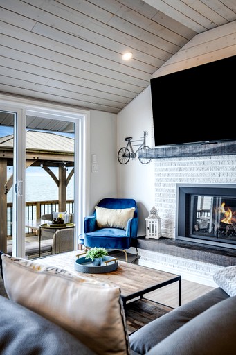 Cabins (Canada, Leamington, Ontario)