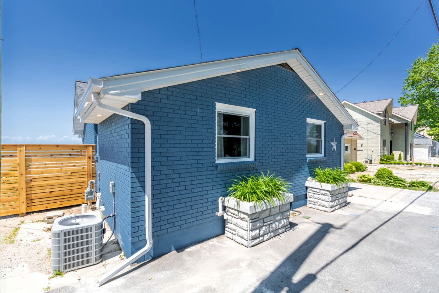 Modern Lake House with Incredible Deck and Jacuzzi in Ontario