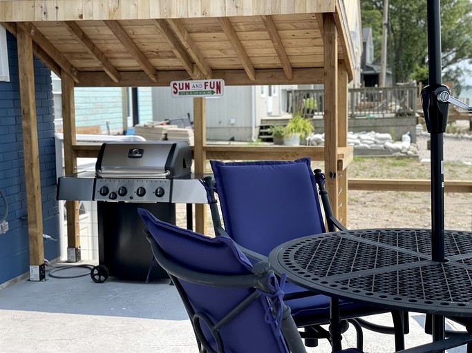 Cabins (Canada, Leamington, Ontario)