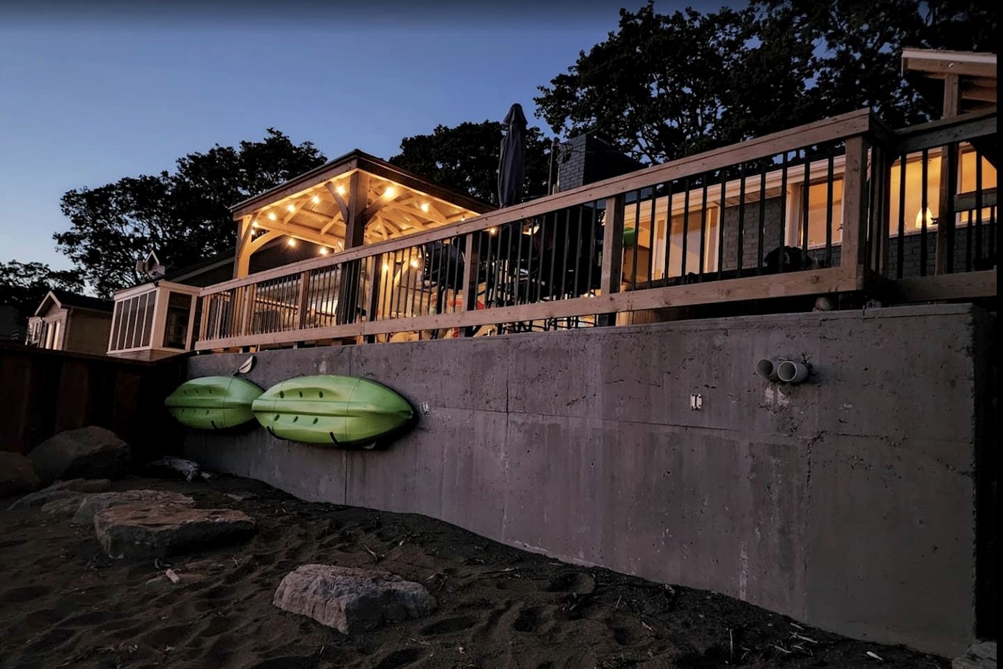 Modern Lake House with Incredible Deck and Jacuzzi in Ontario