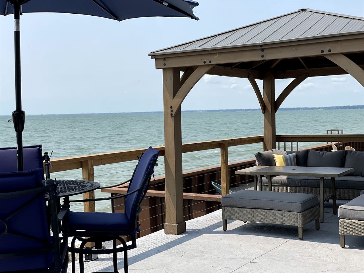 Modern Lake House with Incredible Deck and Jacuzzi in Ontario