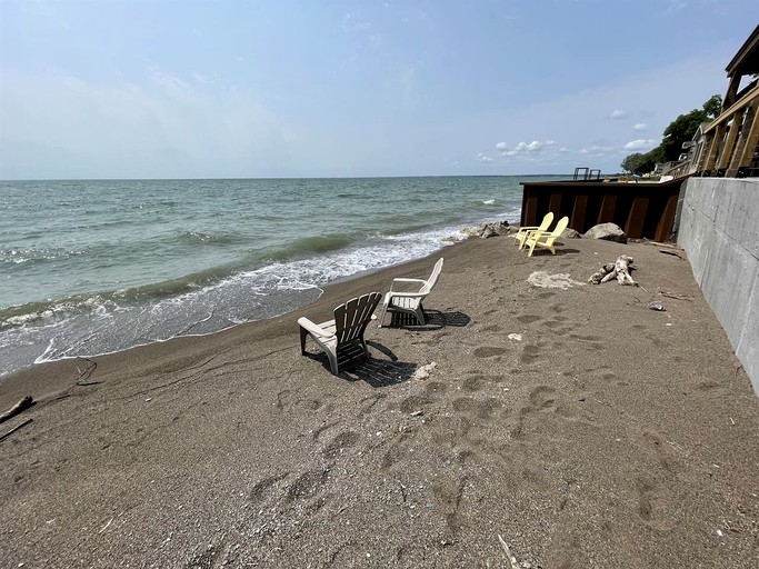 Cabins (Canada, Leamington, Ontario)