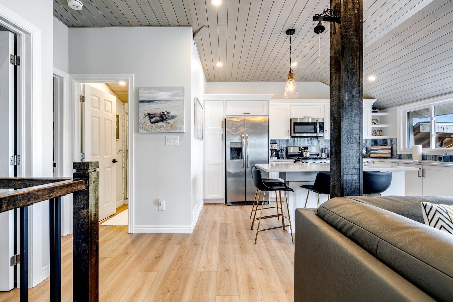 Modern Lake House with Incredible Deck and Jacuzzi in Ontario