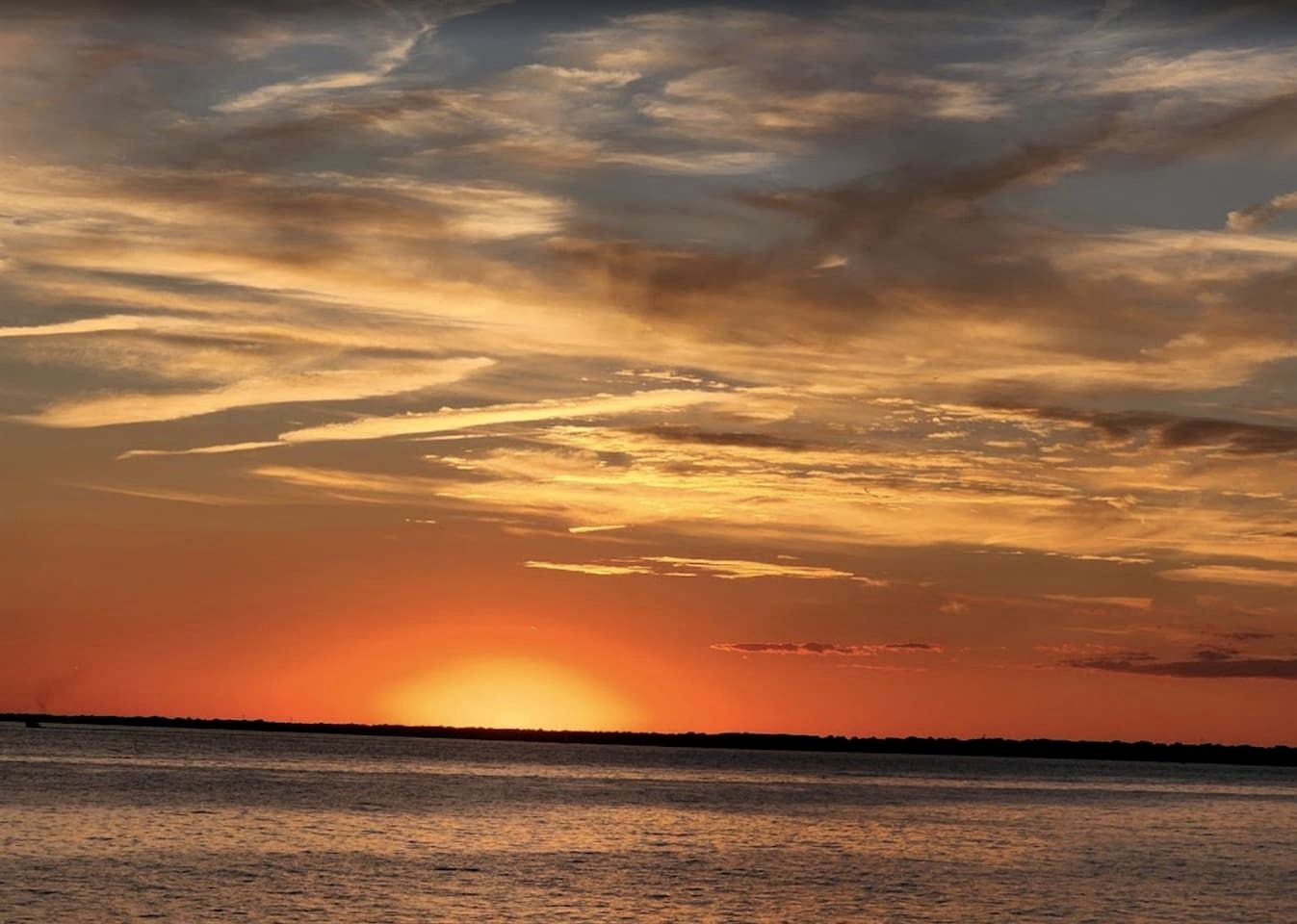 Modern Lake House with Incredible Deck and Jacuzzi in Ontario