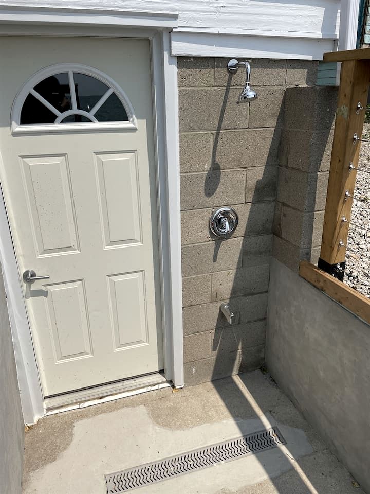 Modern Lake House with Incredible Deck and Jacuzzi in Ontario