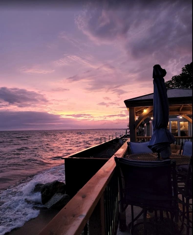 Modern Lake House with Incredible Deck and Jacuzzi in Ontario