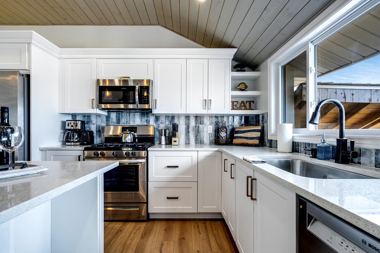 Cabins (Canada, Leamington, Ontario)