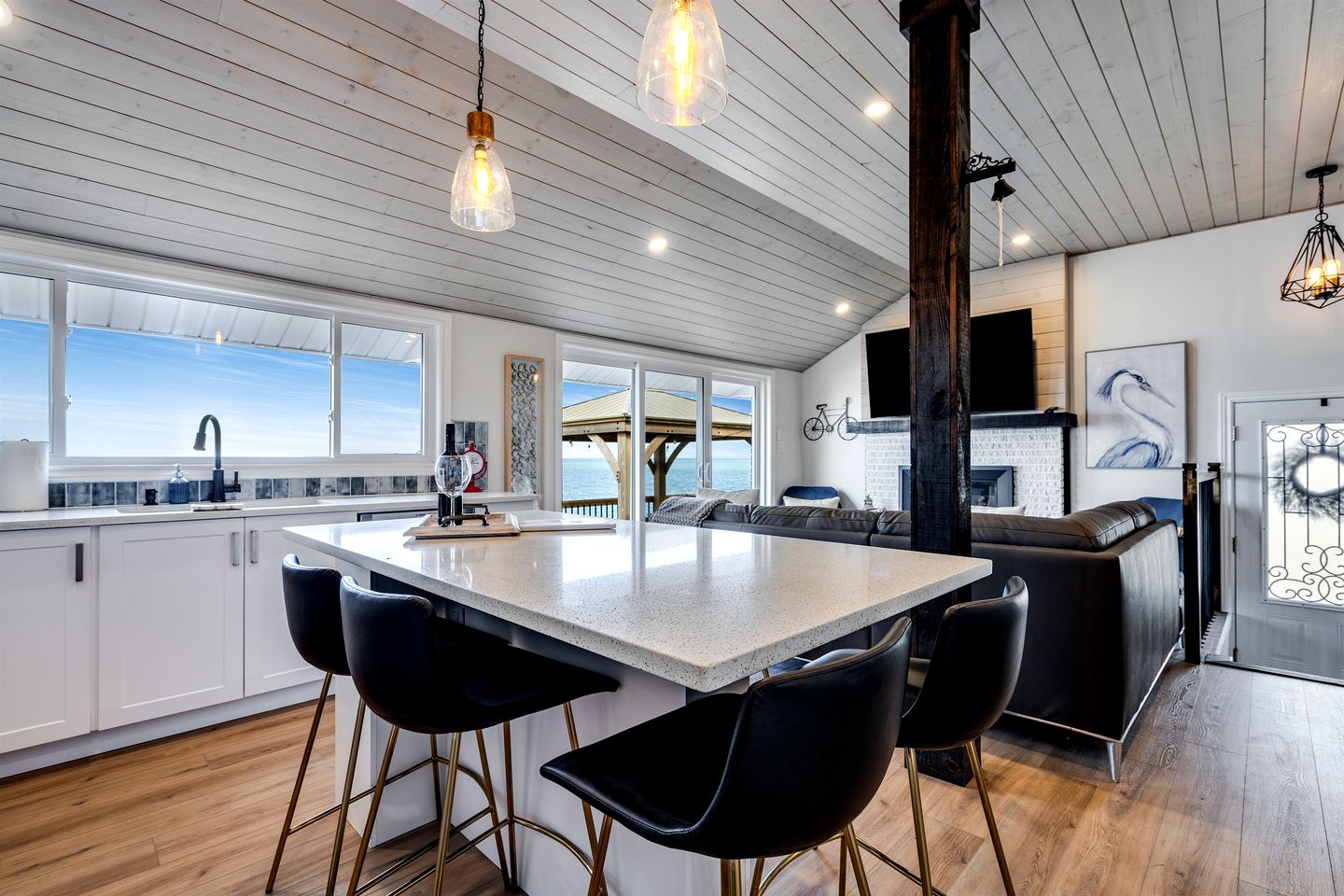 Modern Lake House with Incredible Deck and Jacuzzi in Ontario