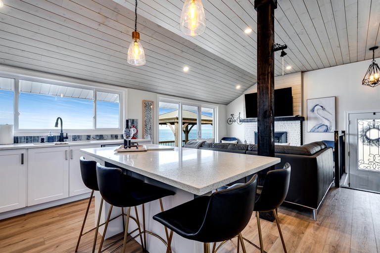 Cabins (Canada, Leamington, Ontario)