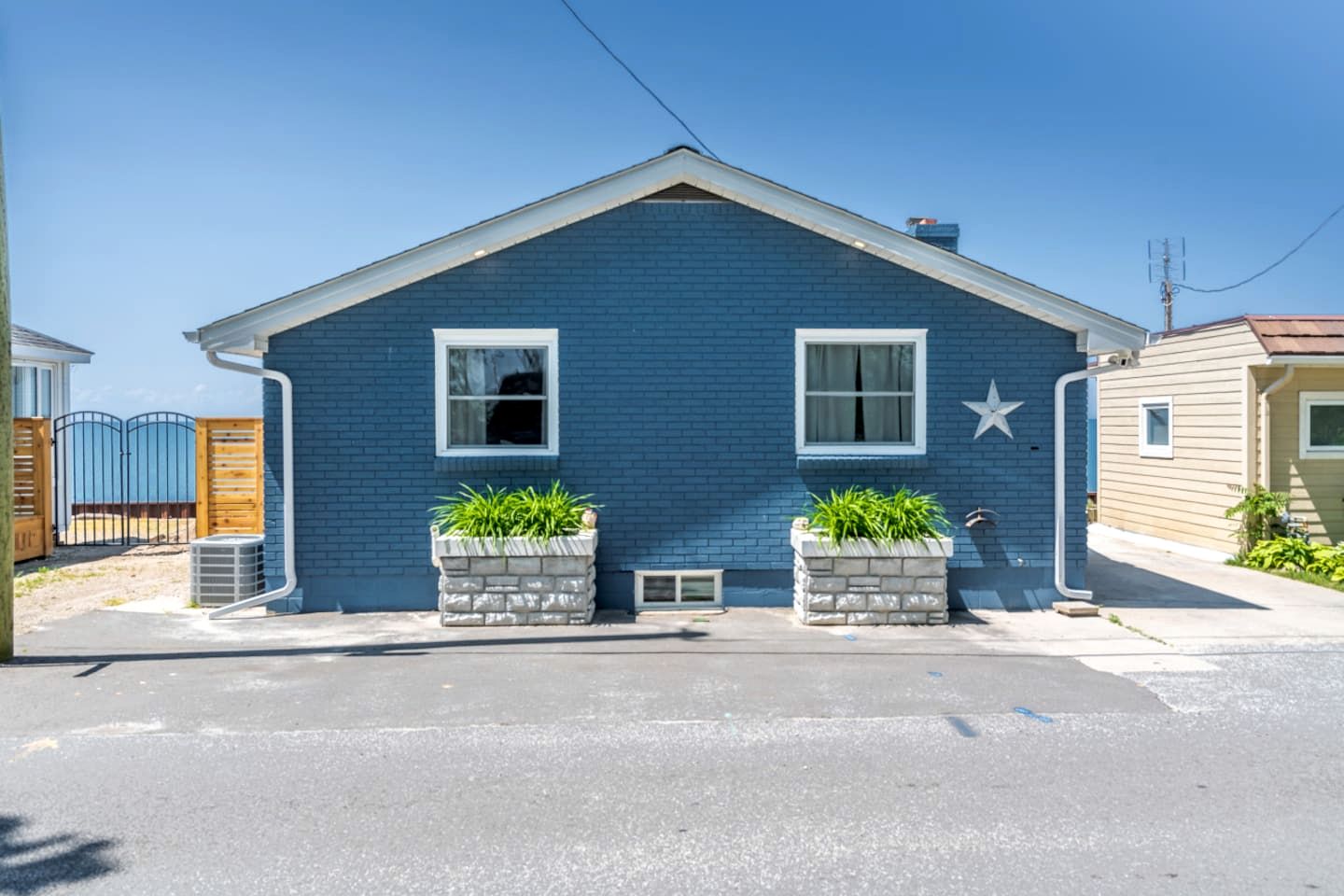 Modern Lake House with Incredible Deck and Jacuzzi in Ontario