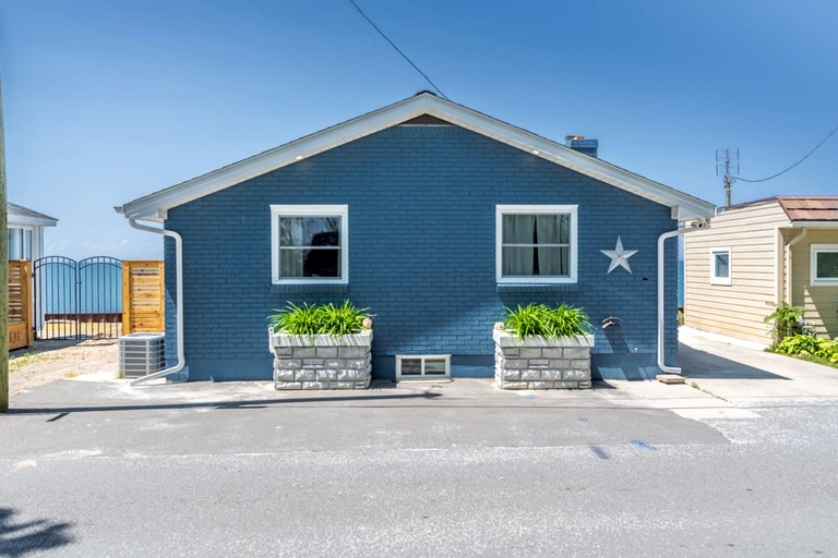 Cabins (Canada, Leamington, Ontario)