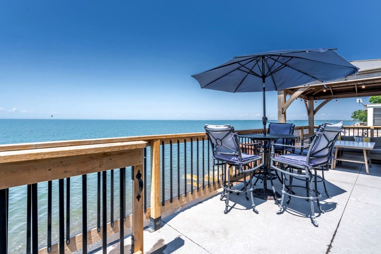 Cabins (Canada, Leamington, Ontario)