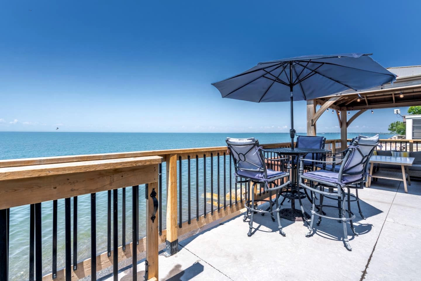 Modern Lake House with Incredible Deck and Jacuzzi in Ontario