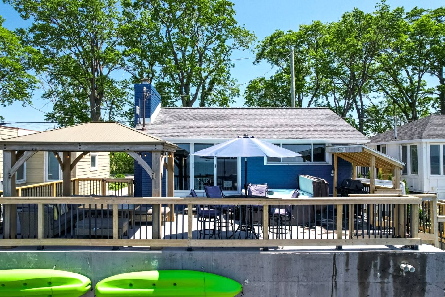 Modern Lake House with Incredible Deck and Jacuzzi in Ontario