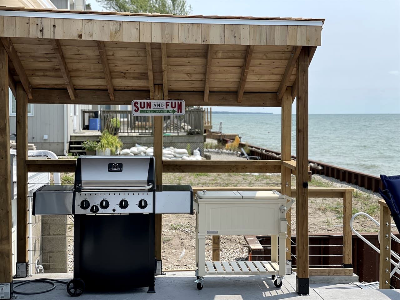 Modern Lake House with Incredible Deck and Jacuzzi in Ontario