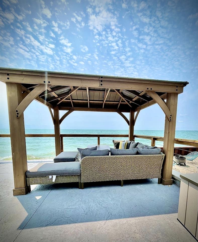 Modern Lake House with Incredible Deck and Jacuzzi in Ontario