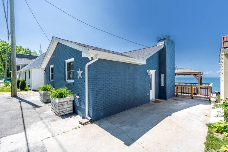 Cabins (Canada, Leamington, Ontario)