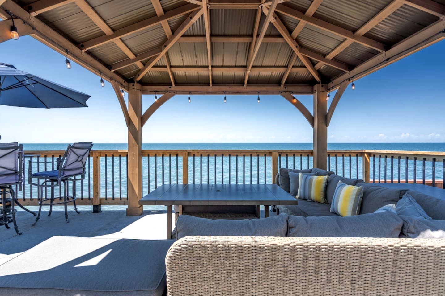 Modern Lake House with Incredible Deck and Jacuzzi in Ontario