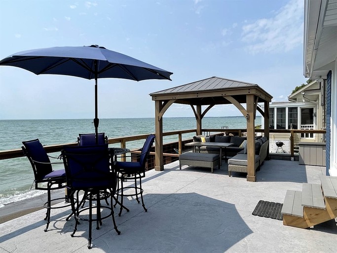 Cabins (Canada, Leamington, Ontario)